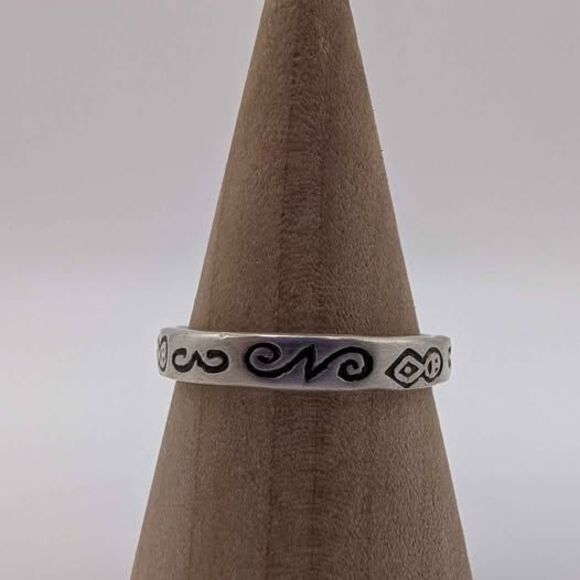 Vintage Southwestern Style Boho Dainty Sterling Silver Band Ring Size 6 3/4 - Picture 2 of 6